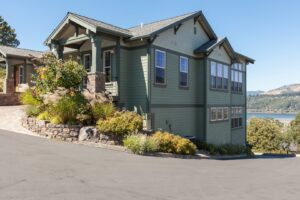A vacation rental close to some of the best restaurants in Hood River.